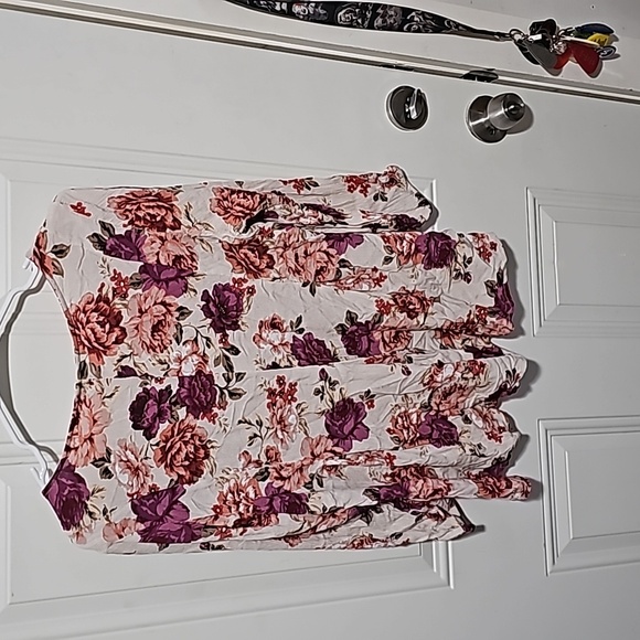 Like new, torrid blouse with pink and maroon flowers. - Picture 6 of 6